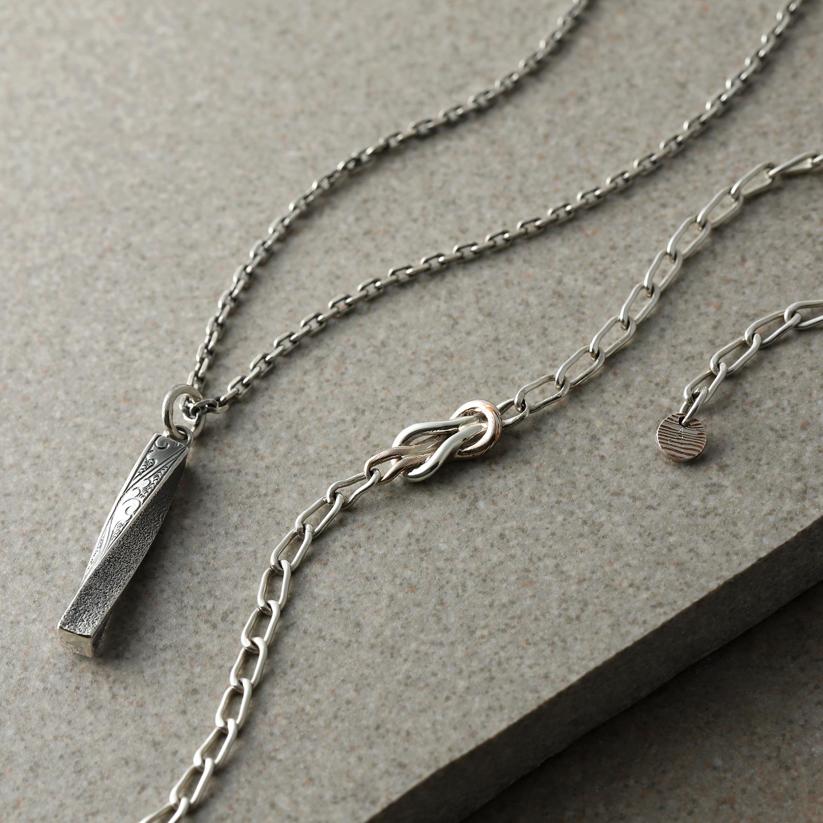 Suman Dhakhwa（スーマンダックワ） Twisted Bar Necklace