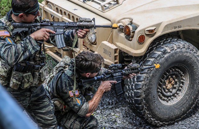 米陸特がタイガーストライプの戦闘服にフルカラーパッチのレトロ風装備