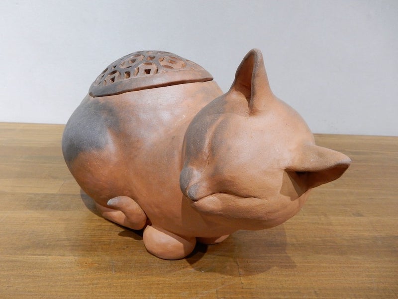 テラコッタ風の茶色がかったオレンジの焼き色がついた猫さん｜手あぶり