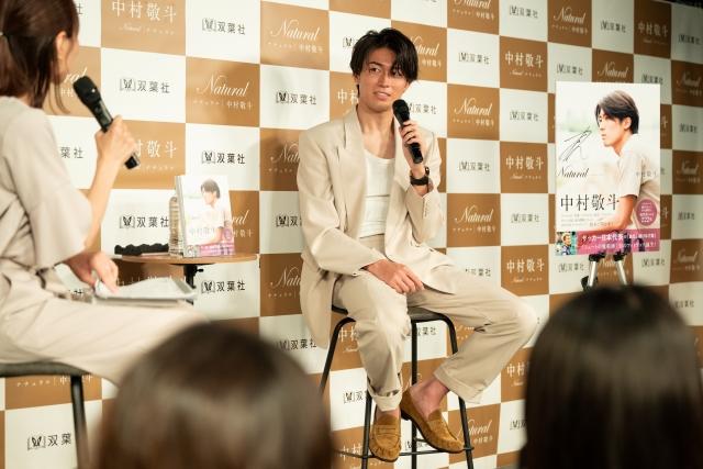 サッカー日本代表 中村敬斗選手初のフォトブック出版記者発表会で