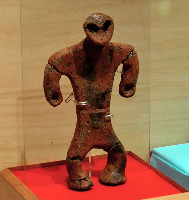 おらほの宝：塚ノ下遺跡出土土偶（大館市） つり目、まるで「宇宙人