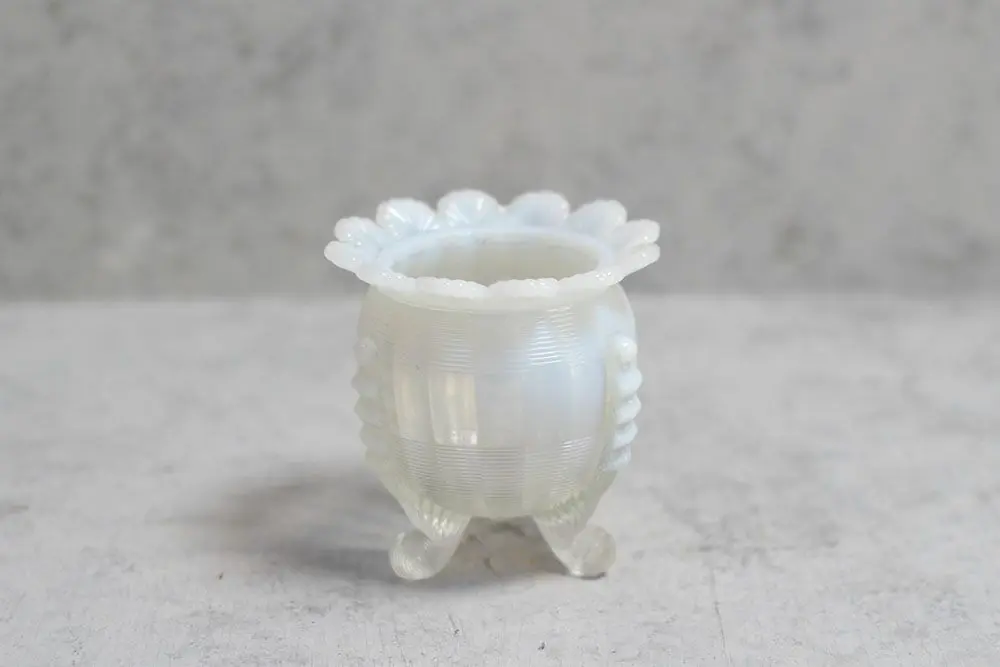 アンティークオパールセントガラスベース イギリス ガラスの花瓶