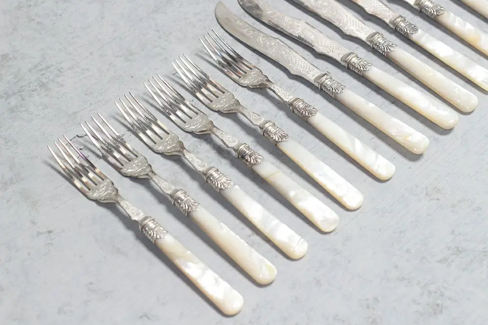 アンティークカトラリーセット 白蝶貝のハンドルの輝きが美しい