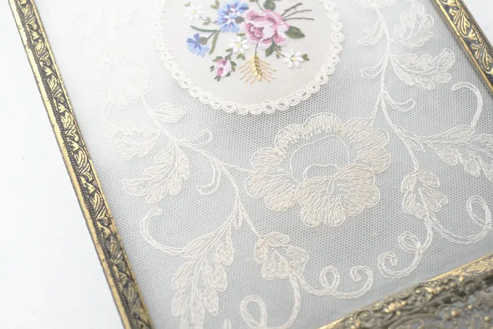 ヴィンテージ プチポワン ドレッシングトレイ ガラスの中に収められた