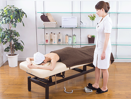 施術者の負担を大きく削減！電動昇降ベッドシリーズ | 業務用エステ