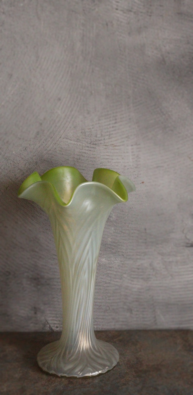 オパルセントガラスのフラワーベース アンティーク Antique Sam's