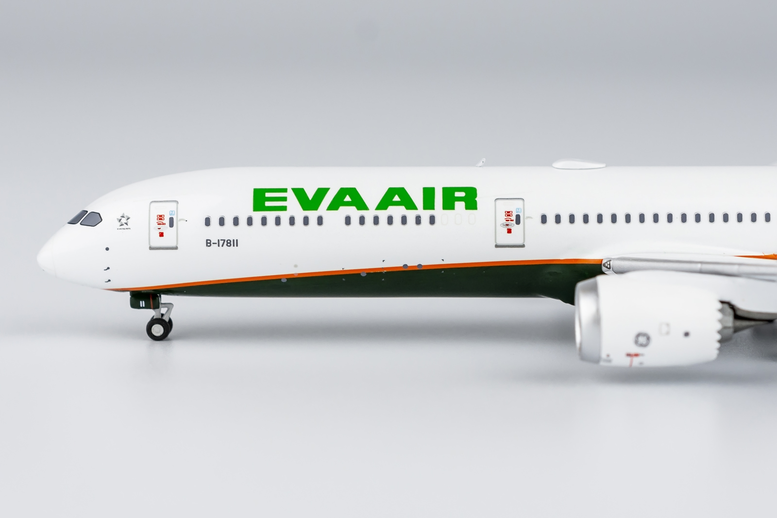 ScaleModelStore.com :: NG Models 1:400 - 56020 - EVA Air Boeing 787-10