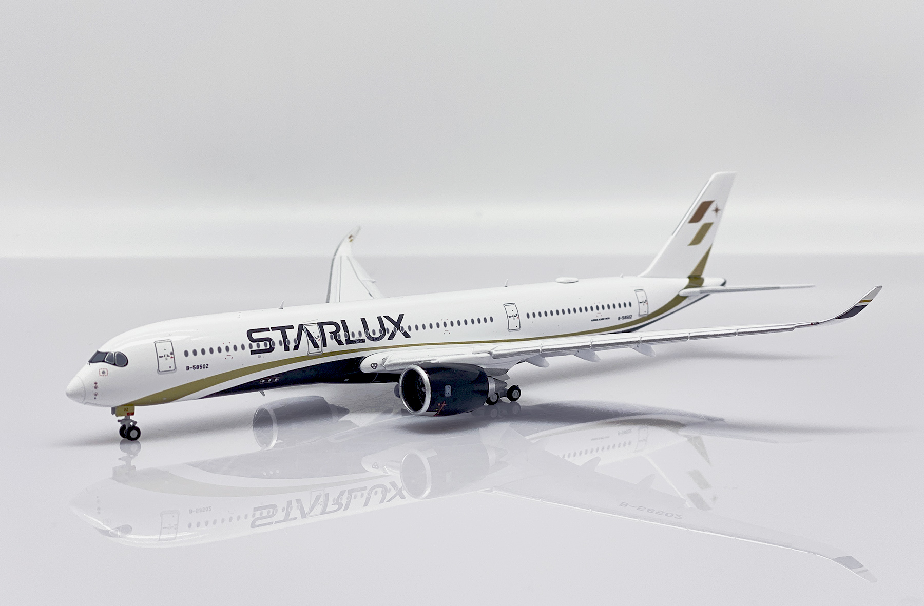 ScaleModelStore.com :: JC Wings 1:400 - EW4359008A - Starlux