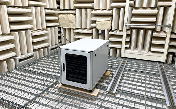 無響室」に潜入！防音ラックの試験を体感してみよう！｜摂津金属工業