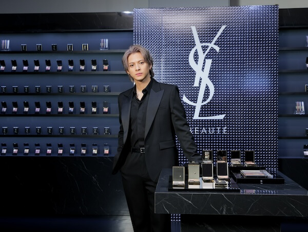 平野紫耀がピンク色の巨大リップスティックとツーショット | SEVENTIE