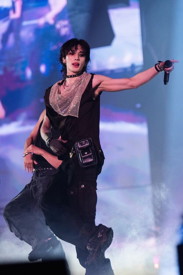 Stray Kidsのヒョンジンが「ヴェルサーチェ」のカスタマイズ衣装で