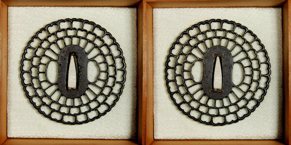 鍔 菊花透鍔 (TU-08083)｜刀・日本刀の販売なら日本刀専門店の【銀座