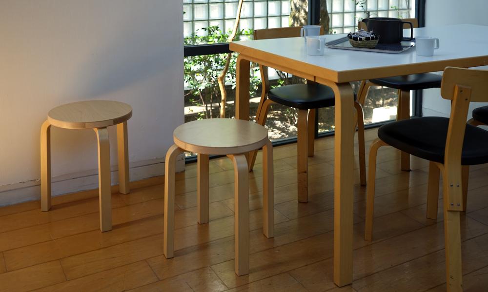 スツール60 / ブラックラッカー 組立て無料Artek（アルテック） | 公式