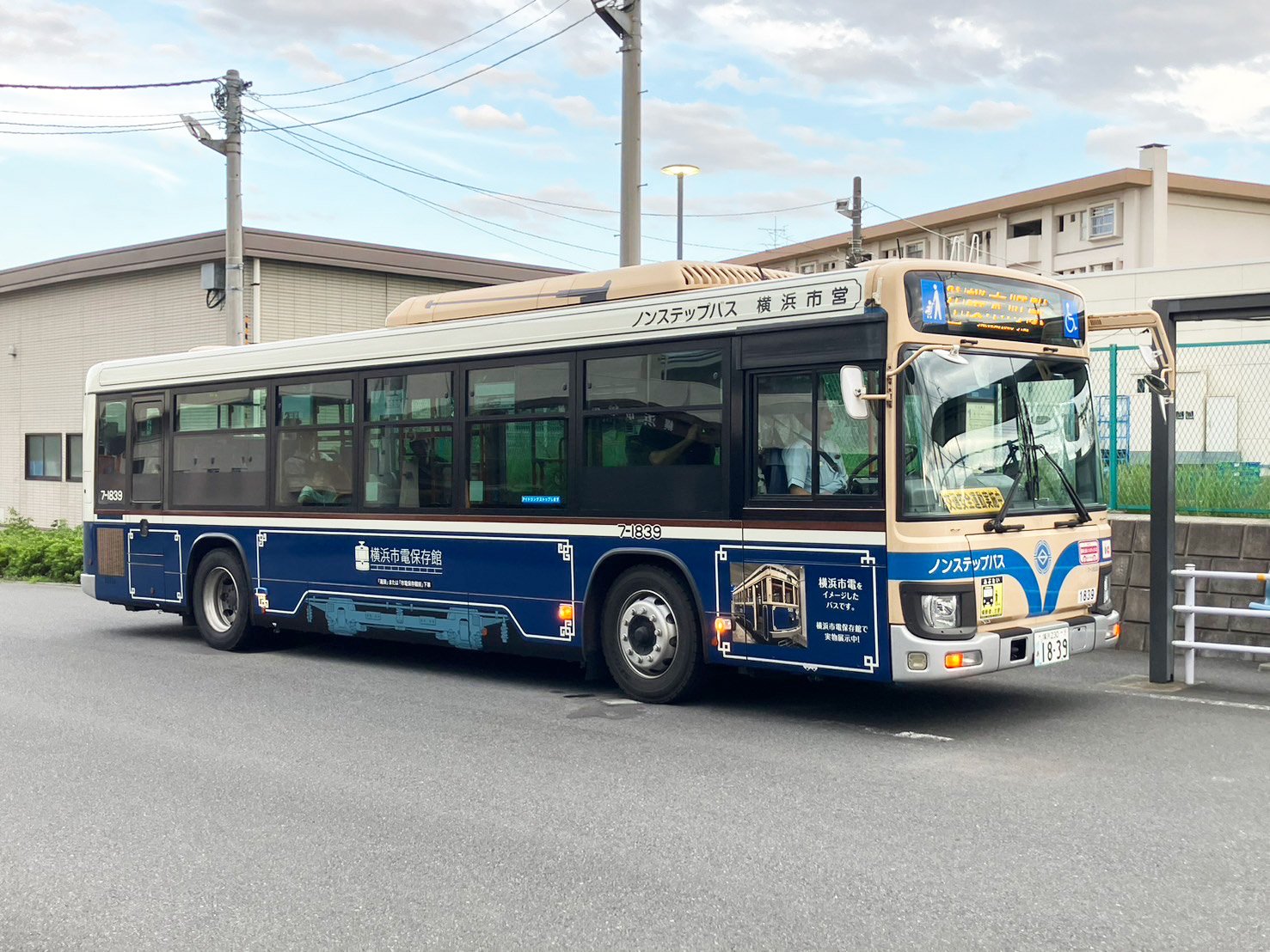 昭和レトロな「横浜市電ラッピングバス」運行中！ - ニュース - 横浜