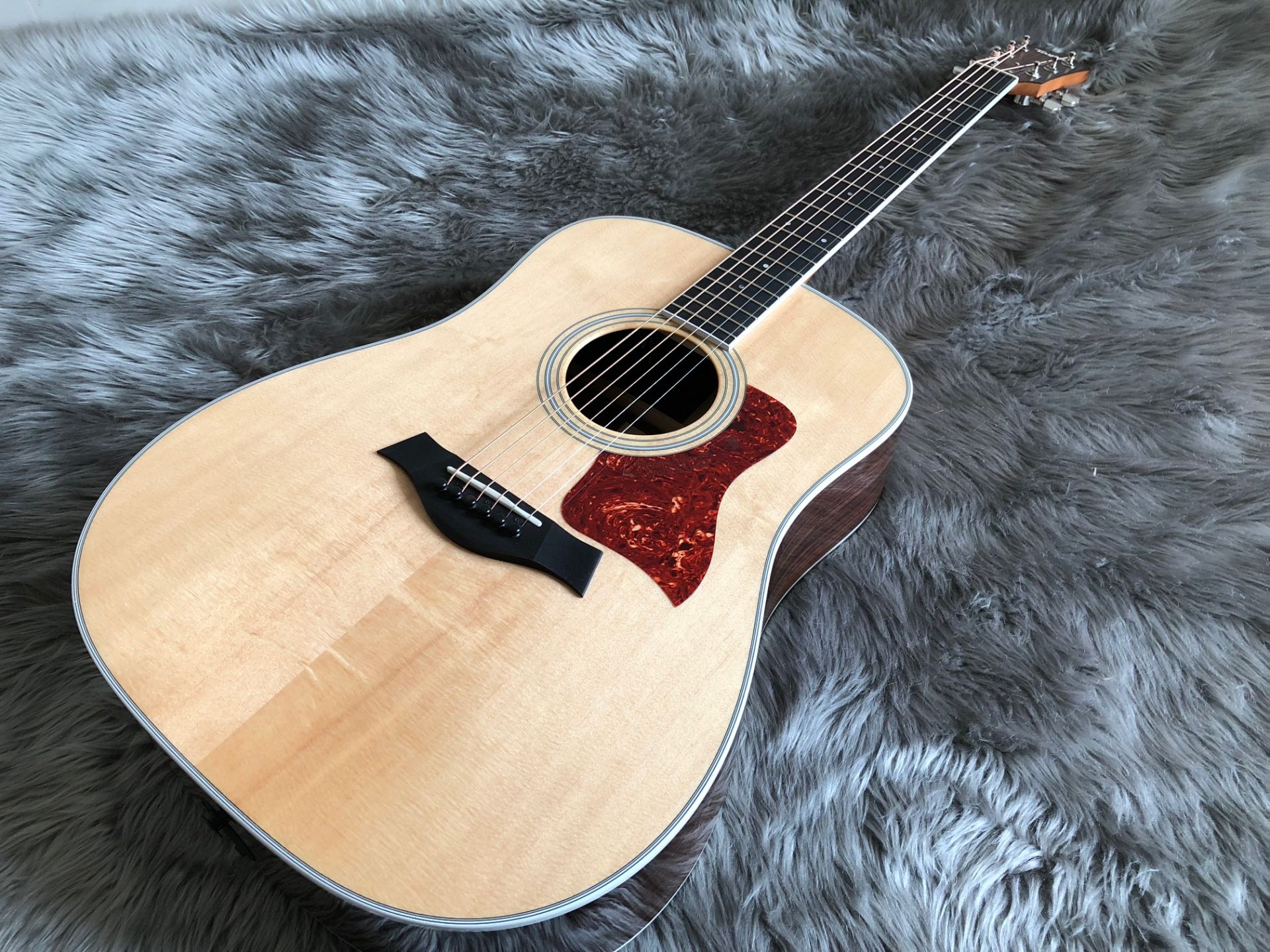 Taylor】定番の300番と400番が特別価格で入荷しました！！｜島村楽器