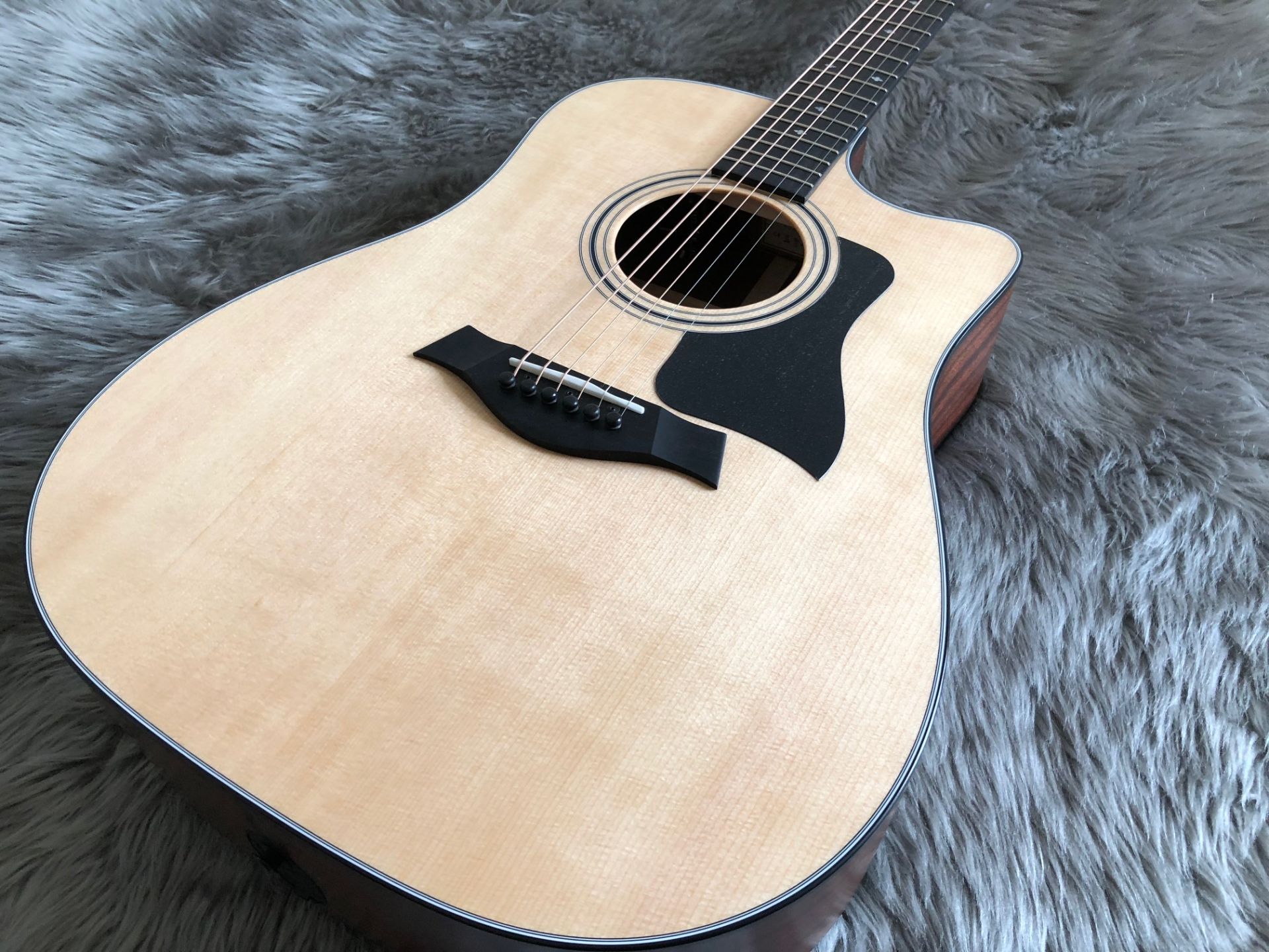 Taylor】定番の300番と400番が特別価格で入荷しました！！｜島村楽器