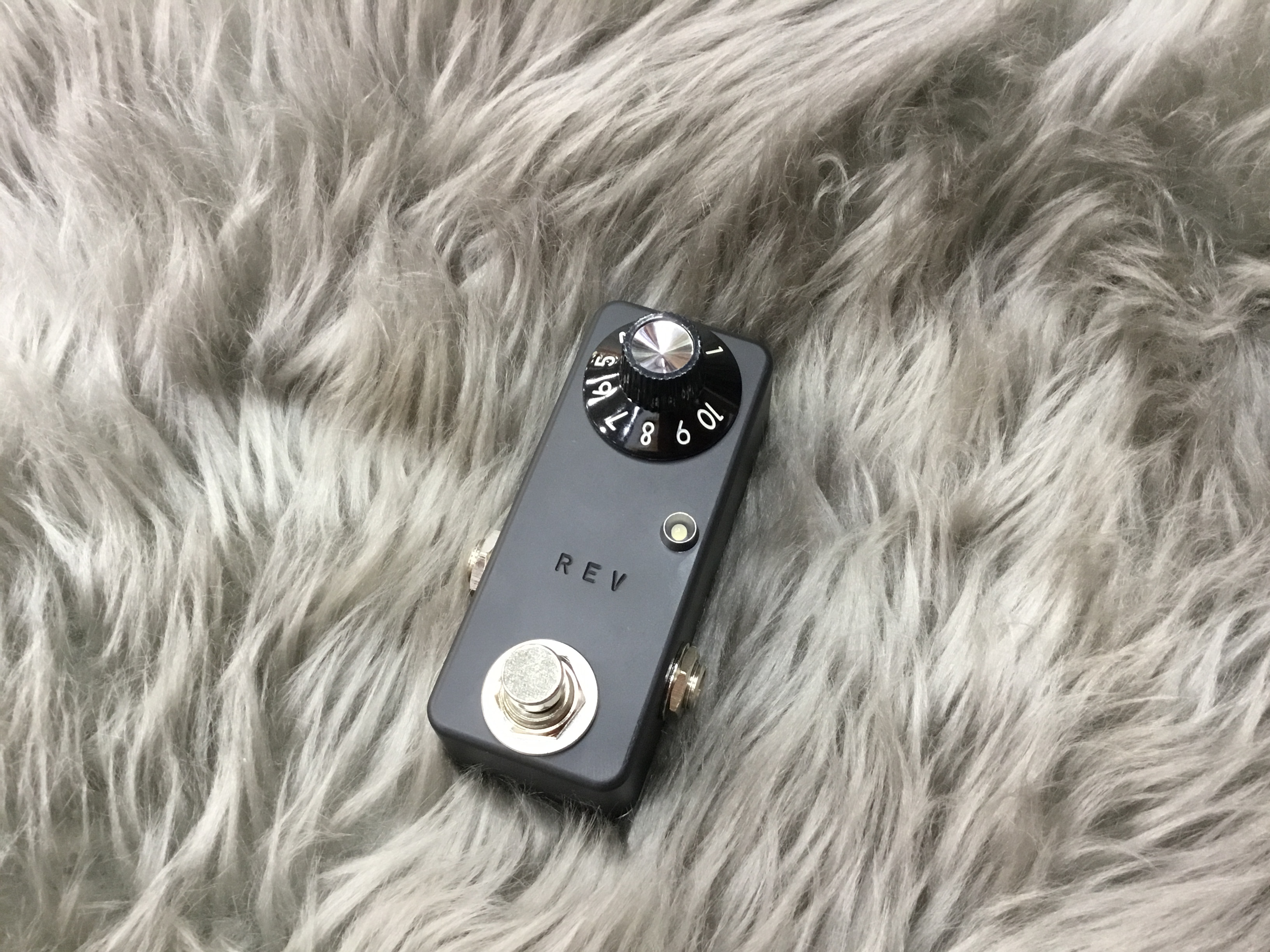 入荷情報】ブラックフェイス系リバーブ Zahnrad 「REV」が入荷！｜島村