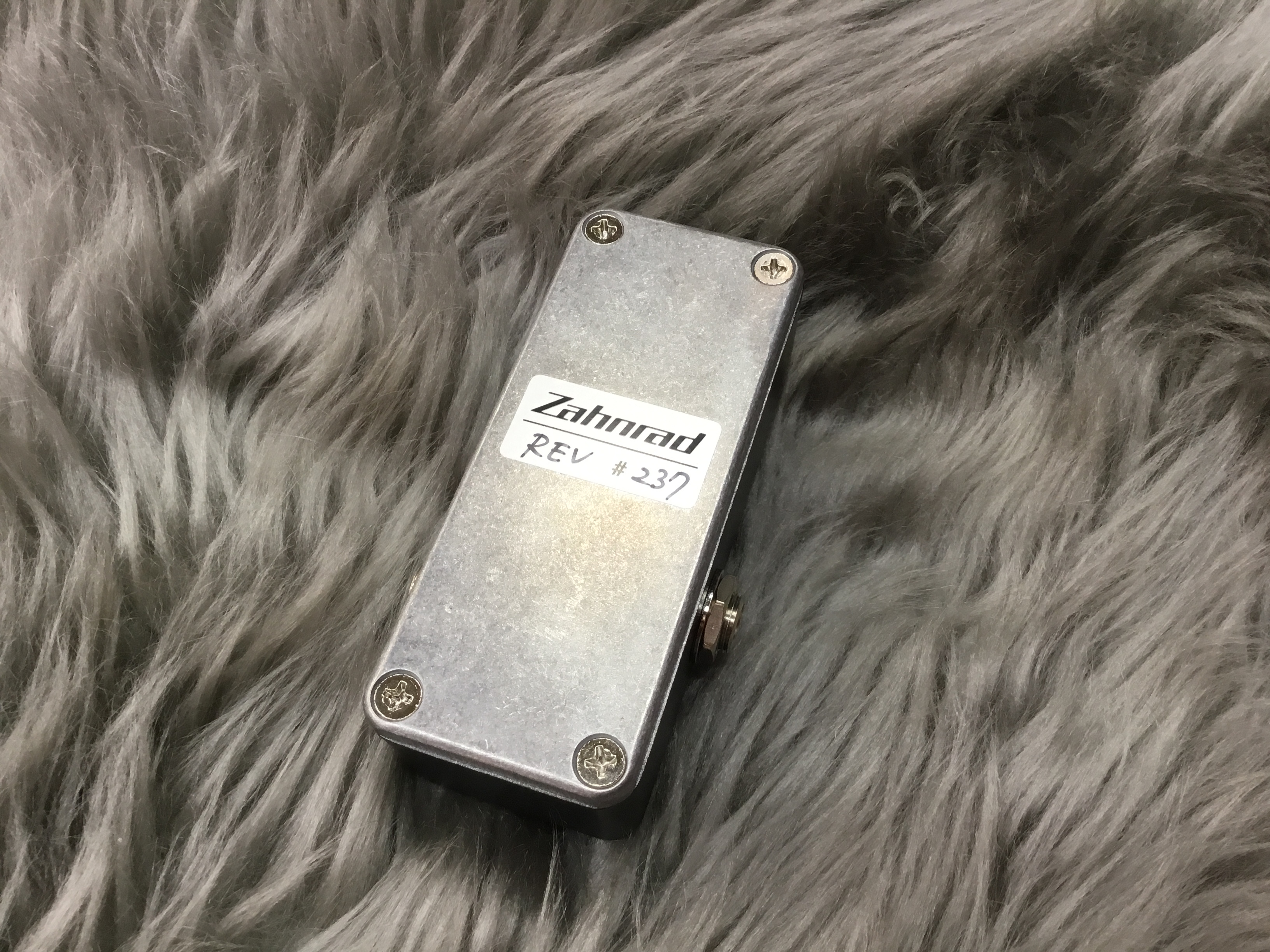 入荷情報】ブラックフェイス系リバーブ Zahnrad 「REV」が入荷！｜島村