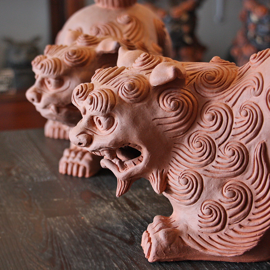 魔除け獅子「伏せシーサー」（中） 作 新垣信一