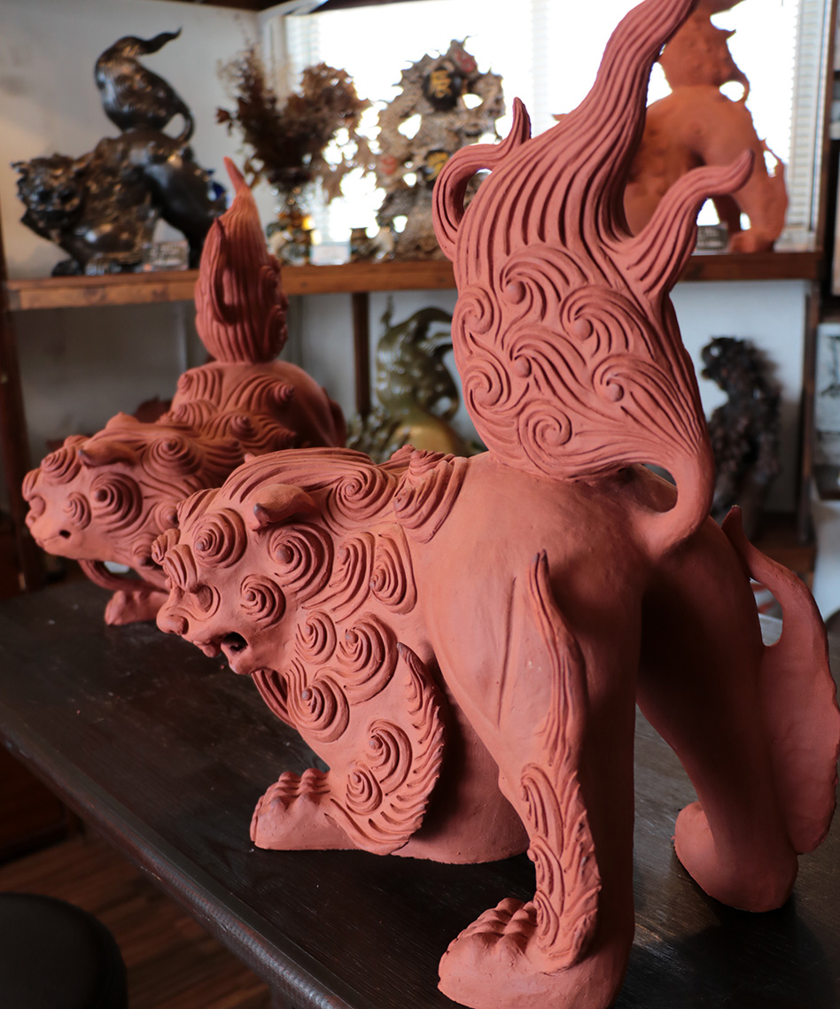 魔除け獅子「伏せシーサー」 作 新垣信一