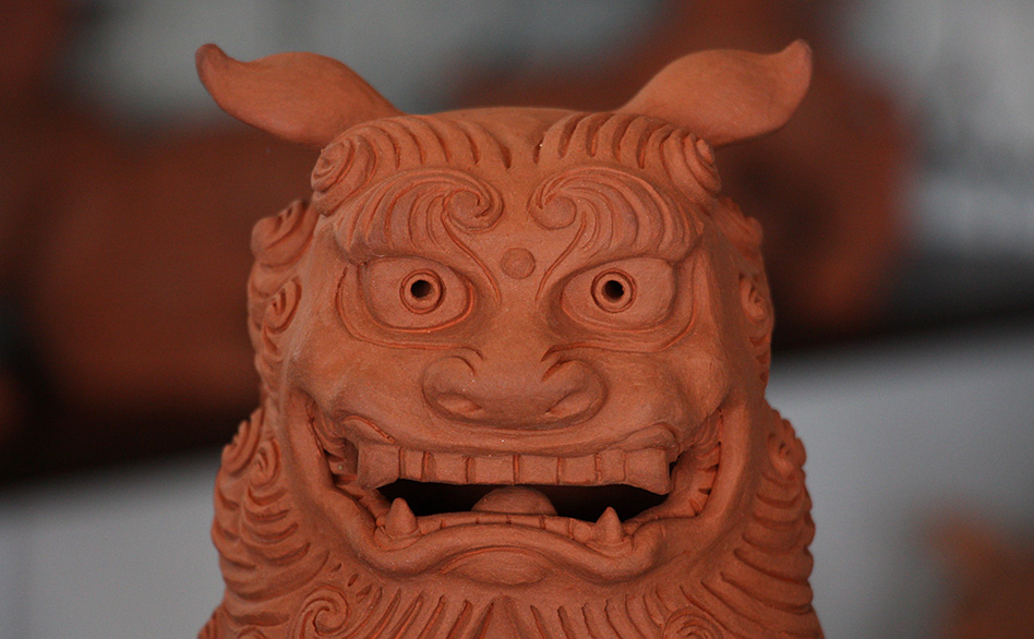 魔除け獅子「立正面シーサー」（中） 作 新垣信一