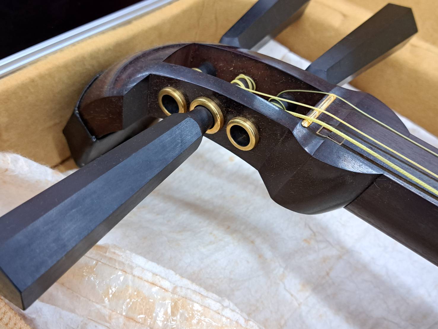 津軽三味線「子持ち綾杉彫、金細」 | 新栄堂