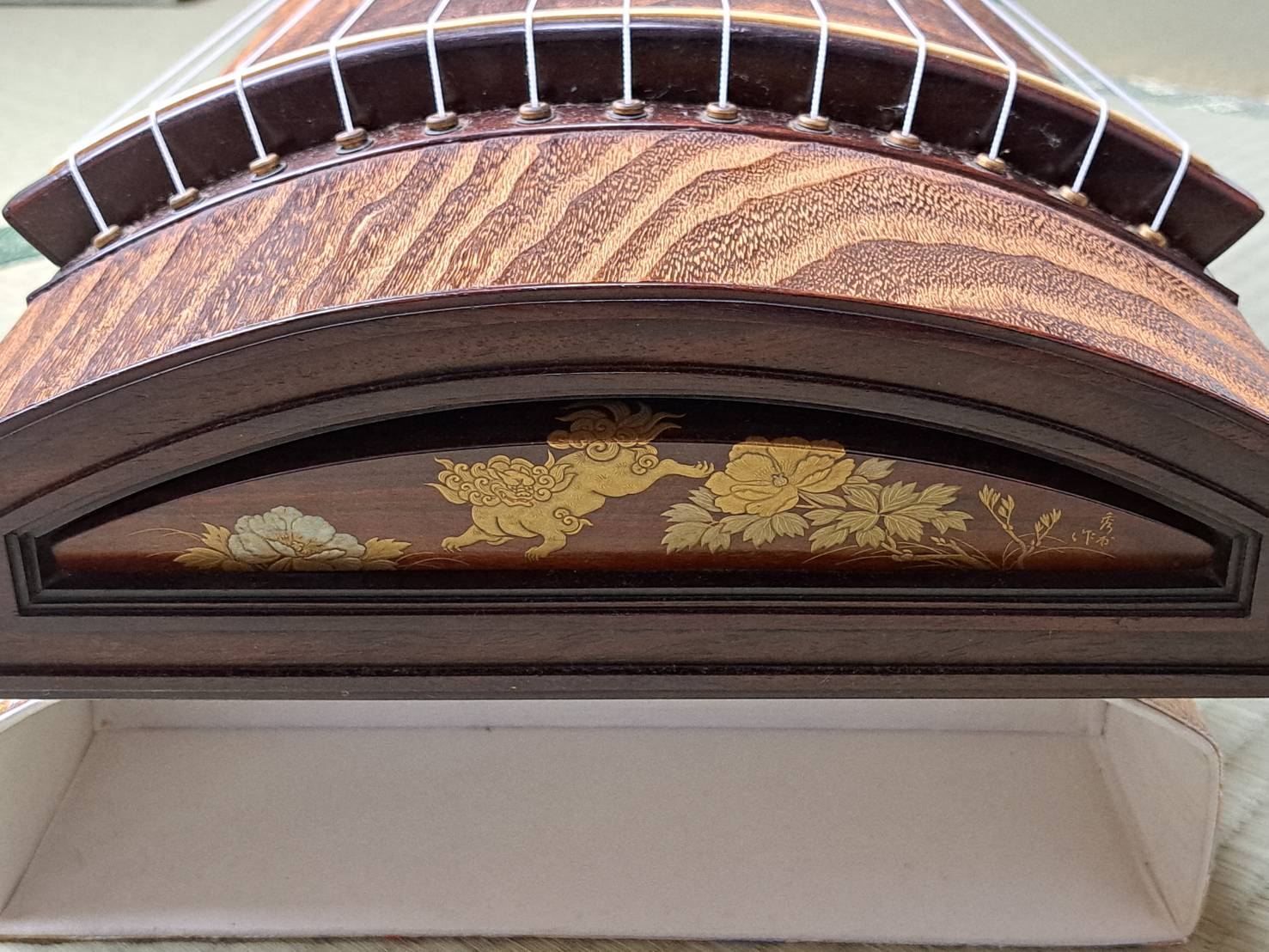 十三絃箏（くり甲、子持ち綾杉彫り、龍舌に蒔絵「在銘：秀甫」） | 新栄堂
