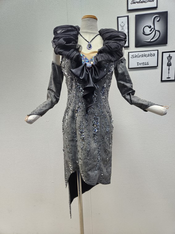 試着・レンタル・購入】エリザベスカラーが印象的な、グレーのラテン