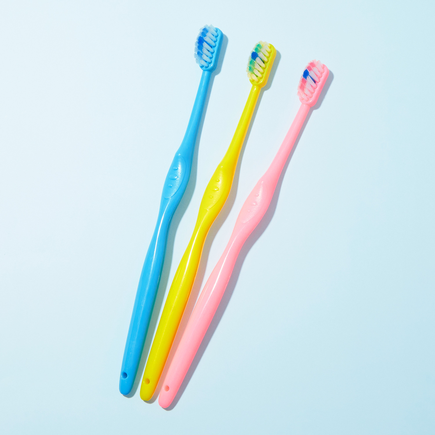 ピラミッド形状とタフトで 効率的に汚れを落とす！ “奇跡の歯ブラシ