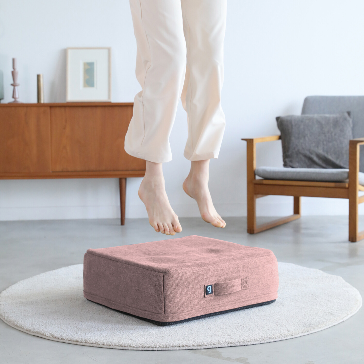 スマートデザインの 新感覚トランポリン ジャンプ運動をサポート