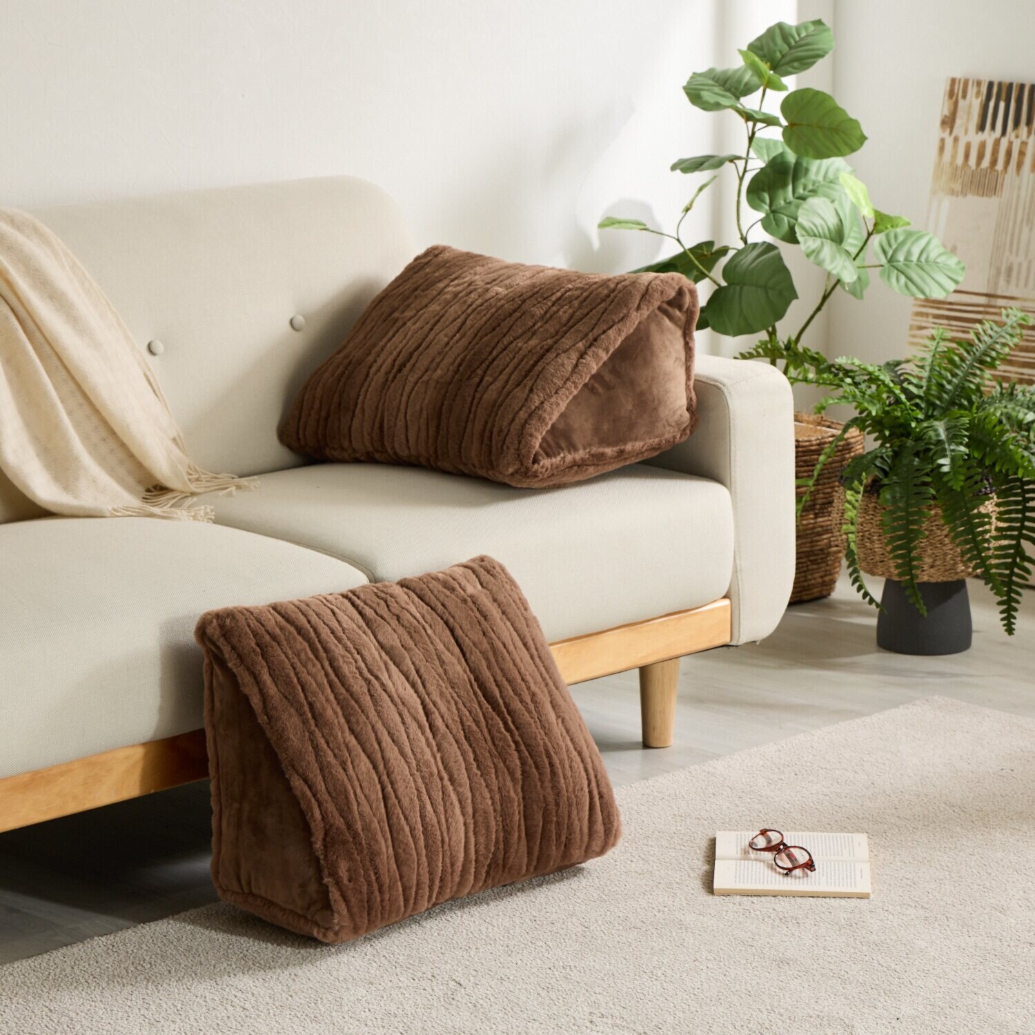 セーブルファータッチ 背もたれしっかり 三角クッション ＜2個セット