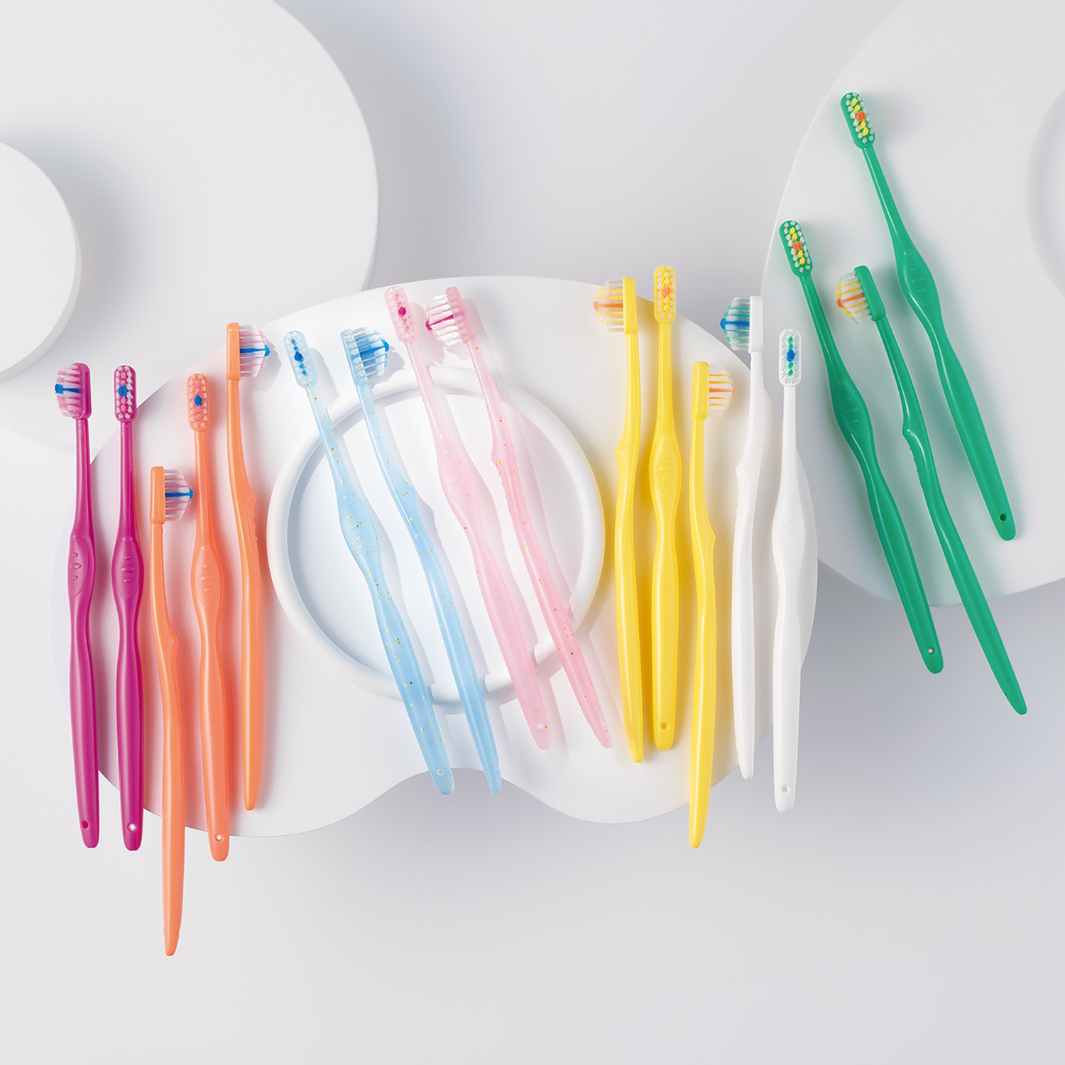 ピラミッド形状とタフトで 効率的に汚れを落とす！ “奇跡の歯ブラシ