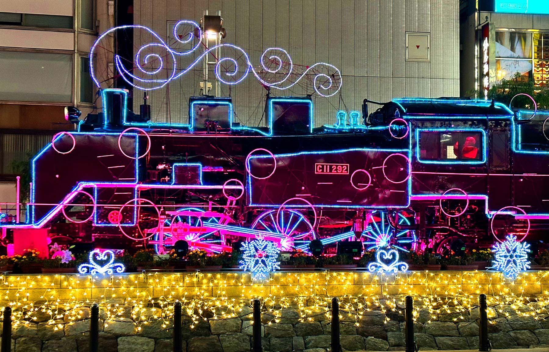 SL機関車が華やかに輝く！ 「新橋イルミネーション」開催中 - イルミラボ