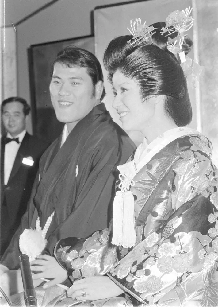 女優・倍賞美津子（右）と挙式したアントニオ猪木氏（1971年11月2日