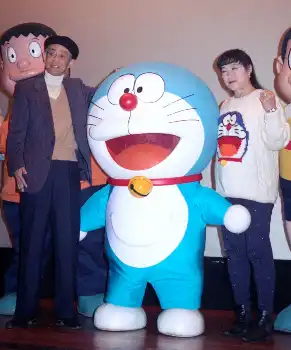 1996年に亡くなった藤子・F・不二雄の藤本弘さん（左）と大山のぶ代