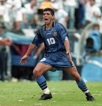 記事全文】マラドーナ伝説は永遠に…サッカーボールのような光と陰に彩