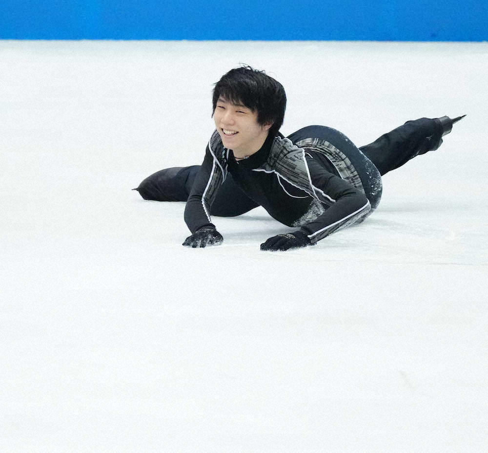 練習中、ジャンプで転倒し笑顔の羽生結弦（撮影・小海途 良幹