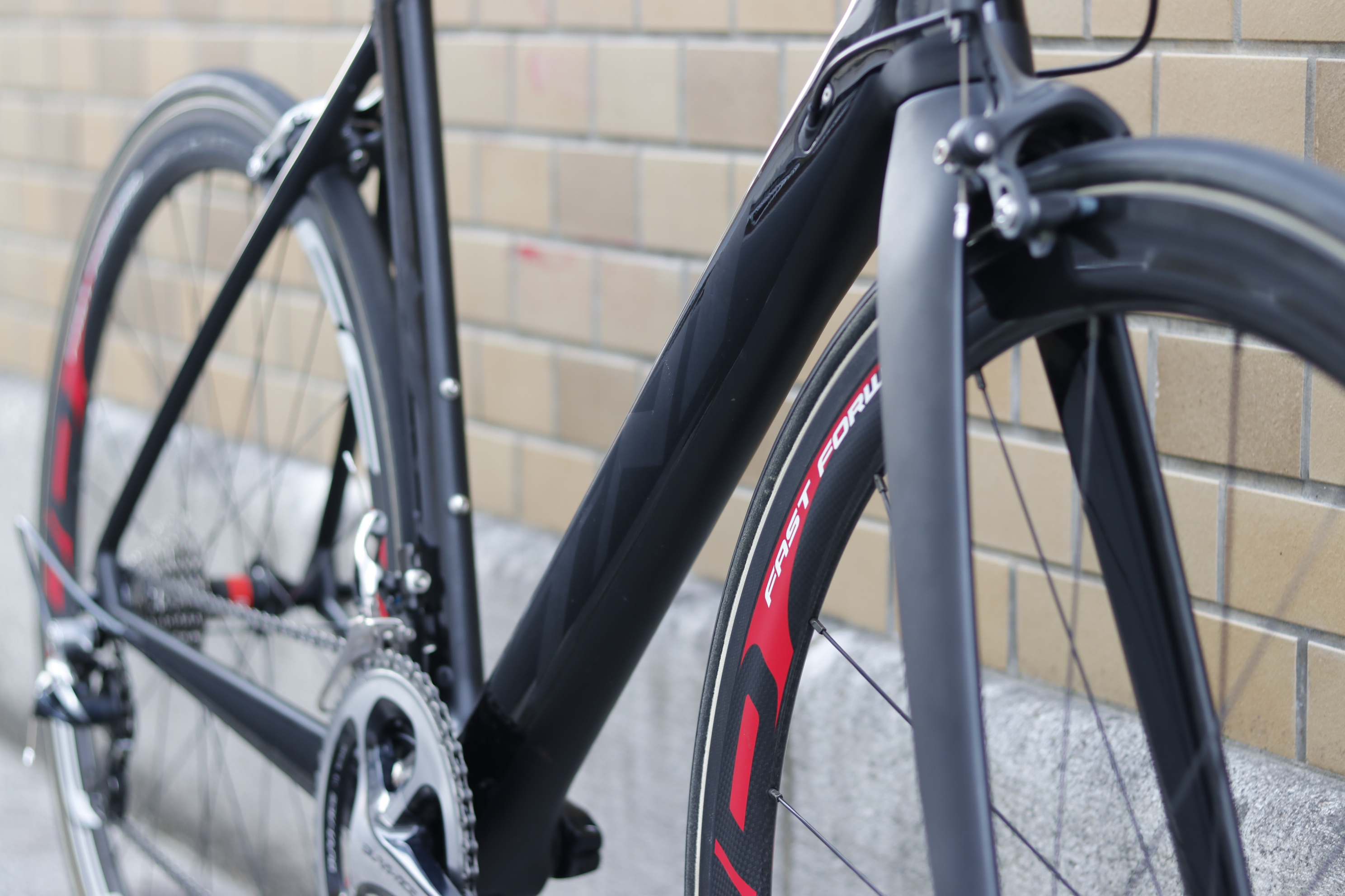 BLOG 【中古ロードバイク】855gの超軽量カーボンエアロフレーム × ハイ