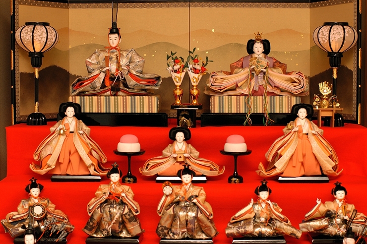 ひな祭り】ひな人形の三人官女の並べ方は？役割や持ち物についても