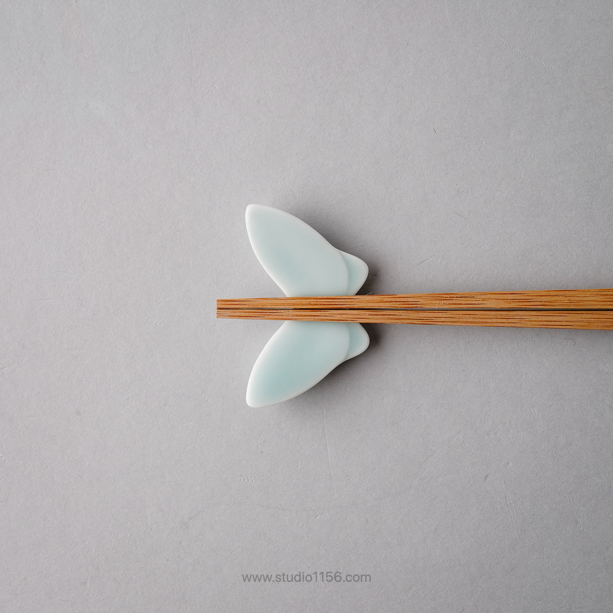 伊万里焼 モイスト 金彩 チョウ箸置 5cm 畑萬陶苑の通販｜Studio1156