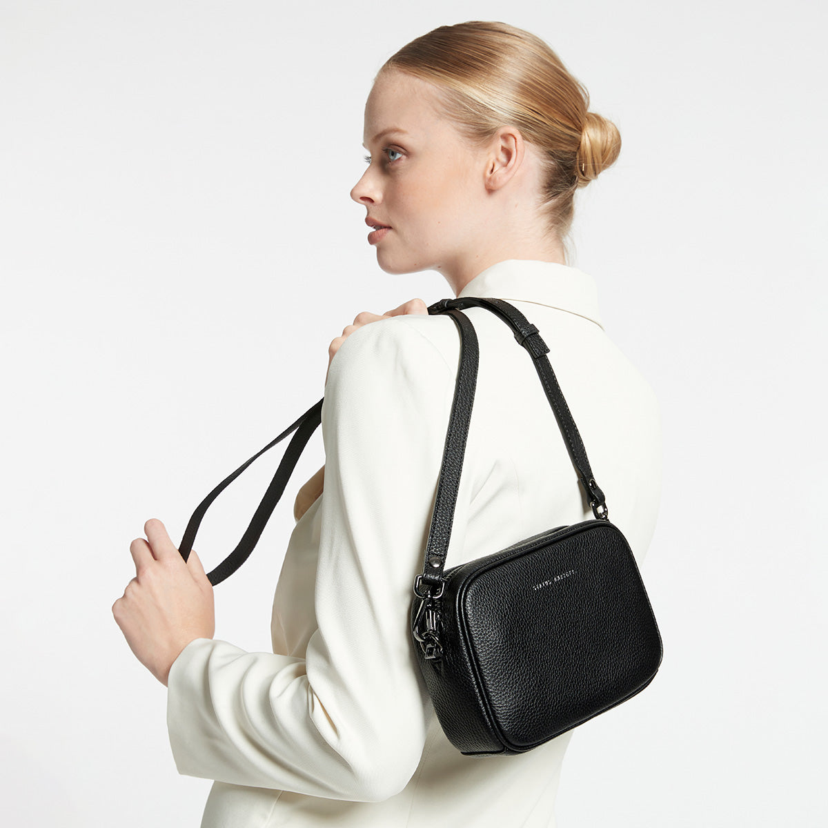 Plunder Women's Black Leather Crossbody Bag | Status Anxiety®