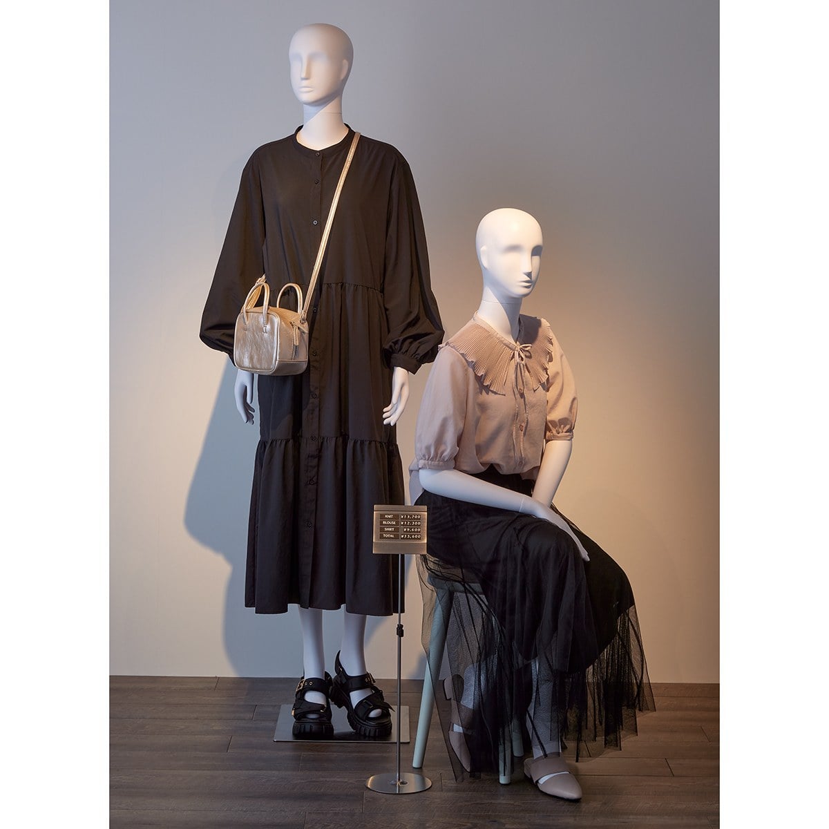 軽量ABS製 婦人全身リアルマネキン 座りポーズ〔ストエキオリジナル〕