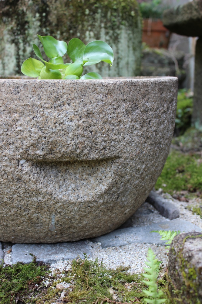 臼水鉢（古）の製品案内愛知県岡崎市の石灯篭・水鉢蹲など石材製品の