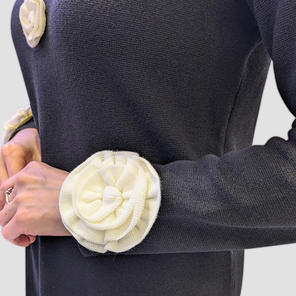 スーパービューティー新品未使用タートルネック袖口がリボン飾りで