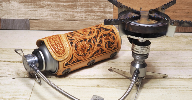 CB缶カバー：レザーカービングで仕立てたCB缶カバー。拘りのキャンプ