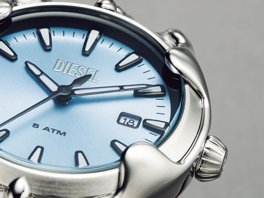 Z世代に人気再燃の注目ブランド】カラーダイアルが目を引く“ディーゼル