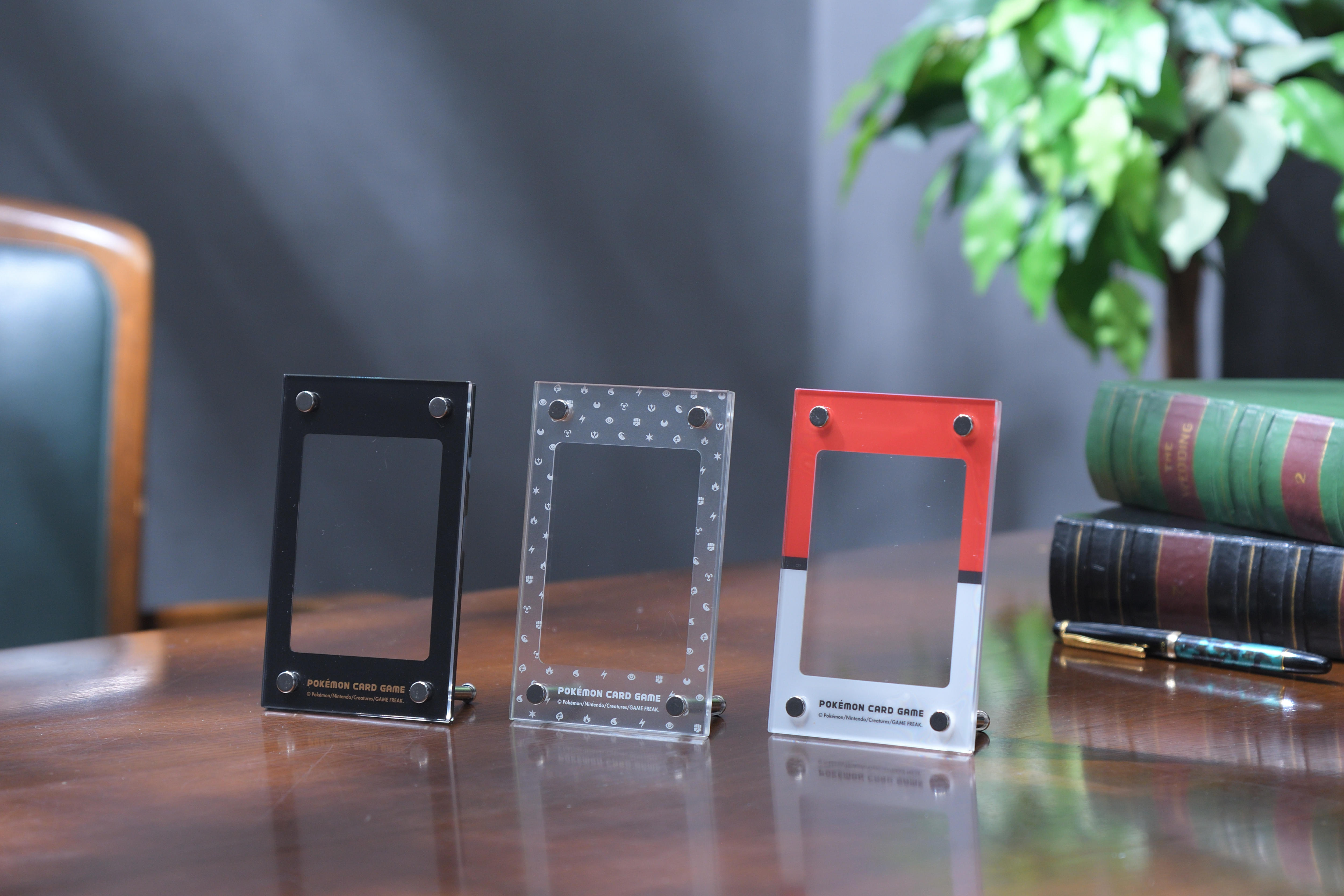 カードを飾れる新商品、ディスプレイフレームが発売！ | ポケモン