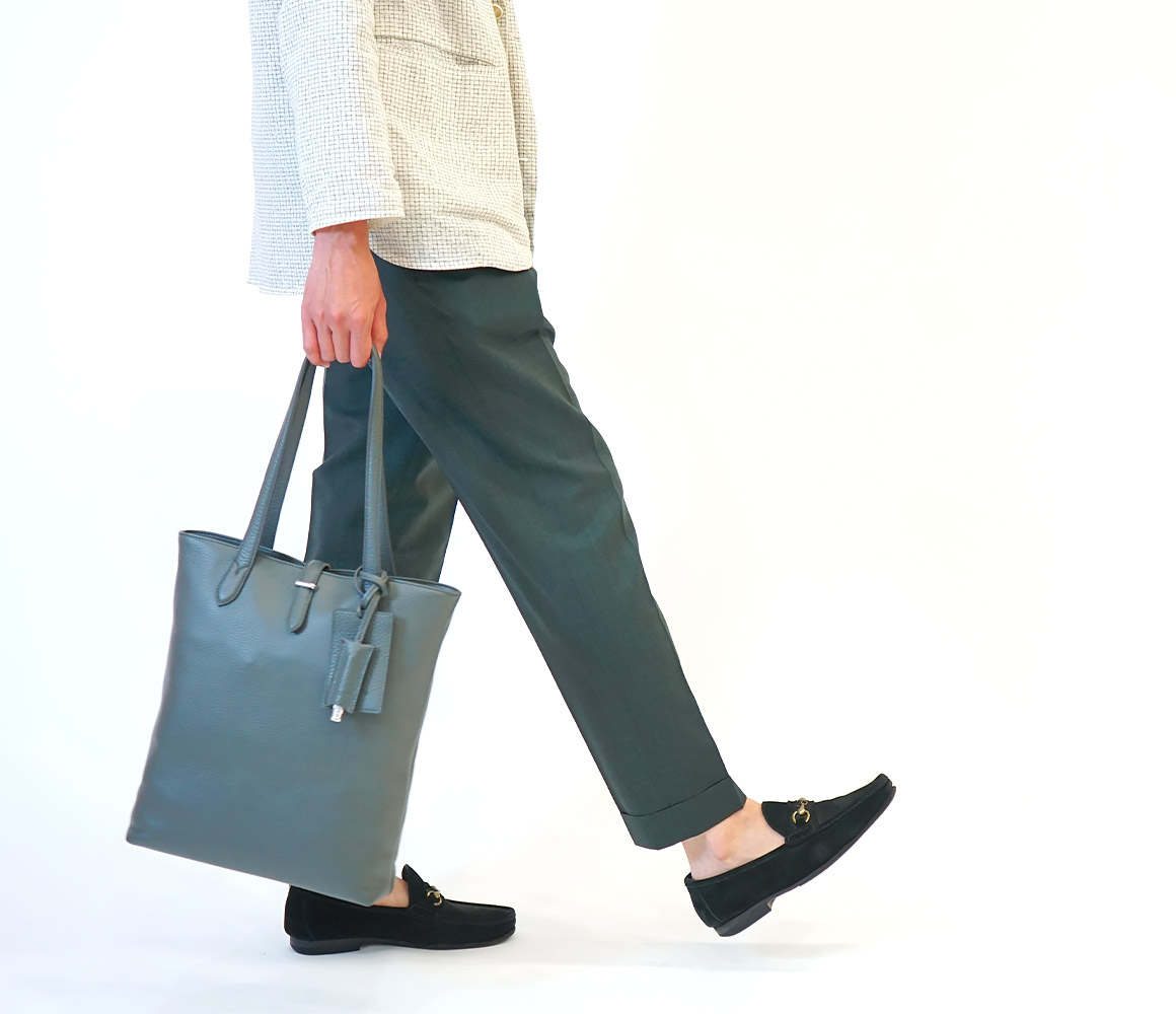 新型スリムトートバッグ発売中