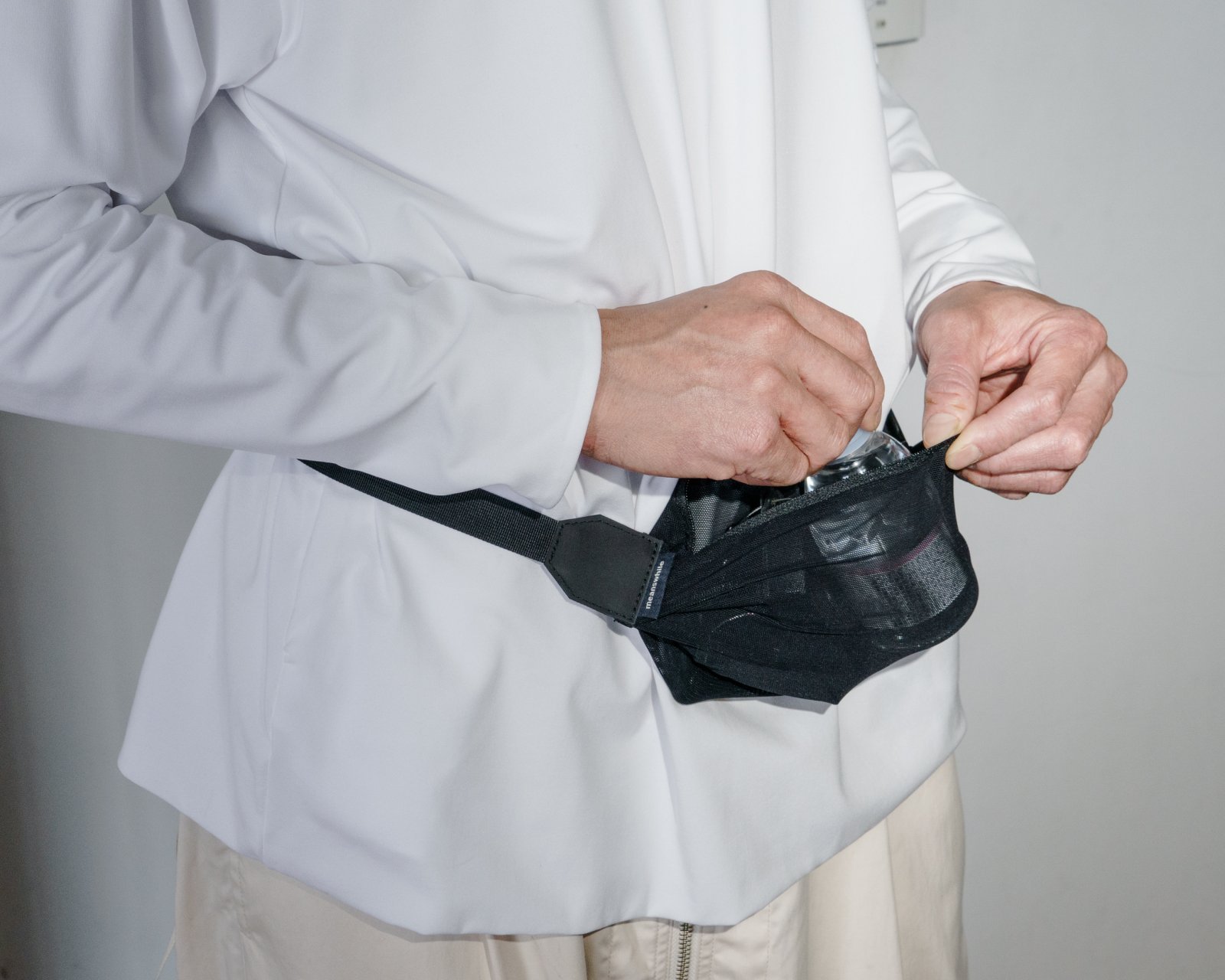 伸びて容量拡大の極細ベルトバッグが待望の再入荷！服装のアクセントに