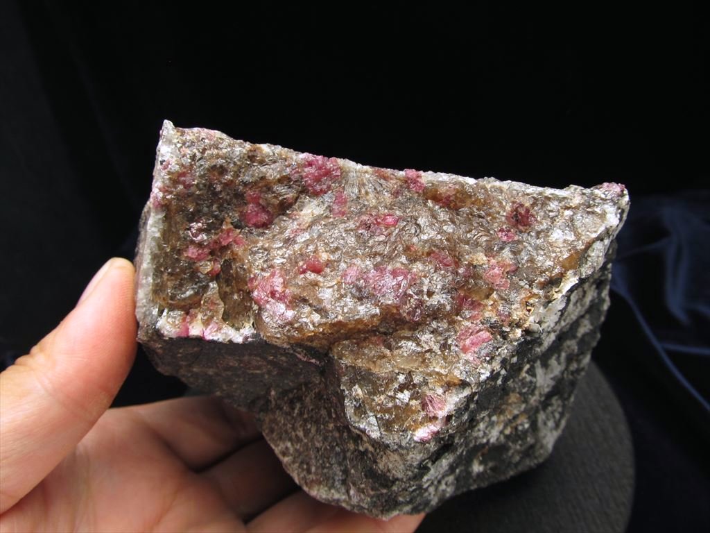 ☆国産宝石貴石鉱物の女王！☆パイロクスマンガン石☆透明感のある赤色